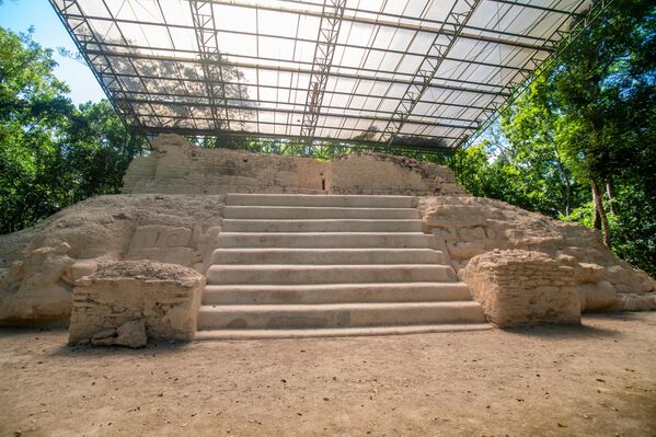 Los edificios incluían estructuras residenciales y públicas, así como monumentos, estatuas y espacios públicos.Foto: restos del templo de la Garra del Jaguar en la antigua ciudad de El Mirador, en el norte de Guatemala. - Sputnik Mundo