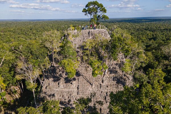 En la actualidad, el territorio que formó parte del desarrollo de la civilización maya pertenece a varios estados a la vez: México, Guatemala, Belice, Honduras y El Salvador.En la foto: vista aérea del complejo de Danta en la antigua ciudad de El Mirador, en el norte de Guatemala. - Sputnik Mundo