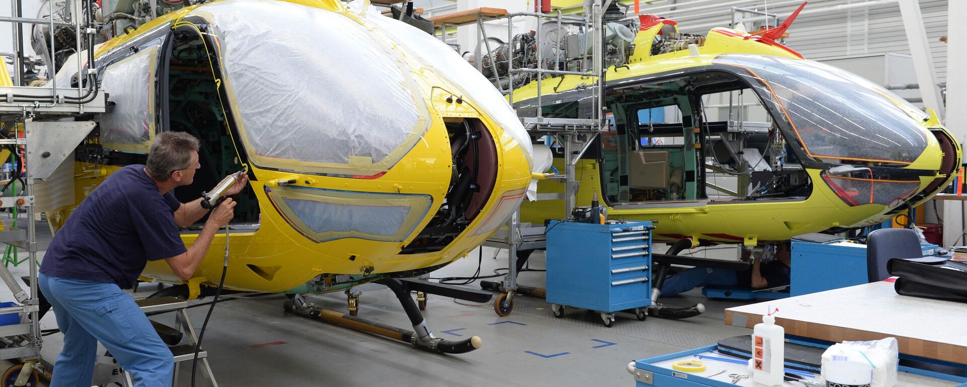 Empleados trabajan en la cadena de producción de helicópteros Airbus   - Sputnik Mundo, 1920, 20.01.2023