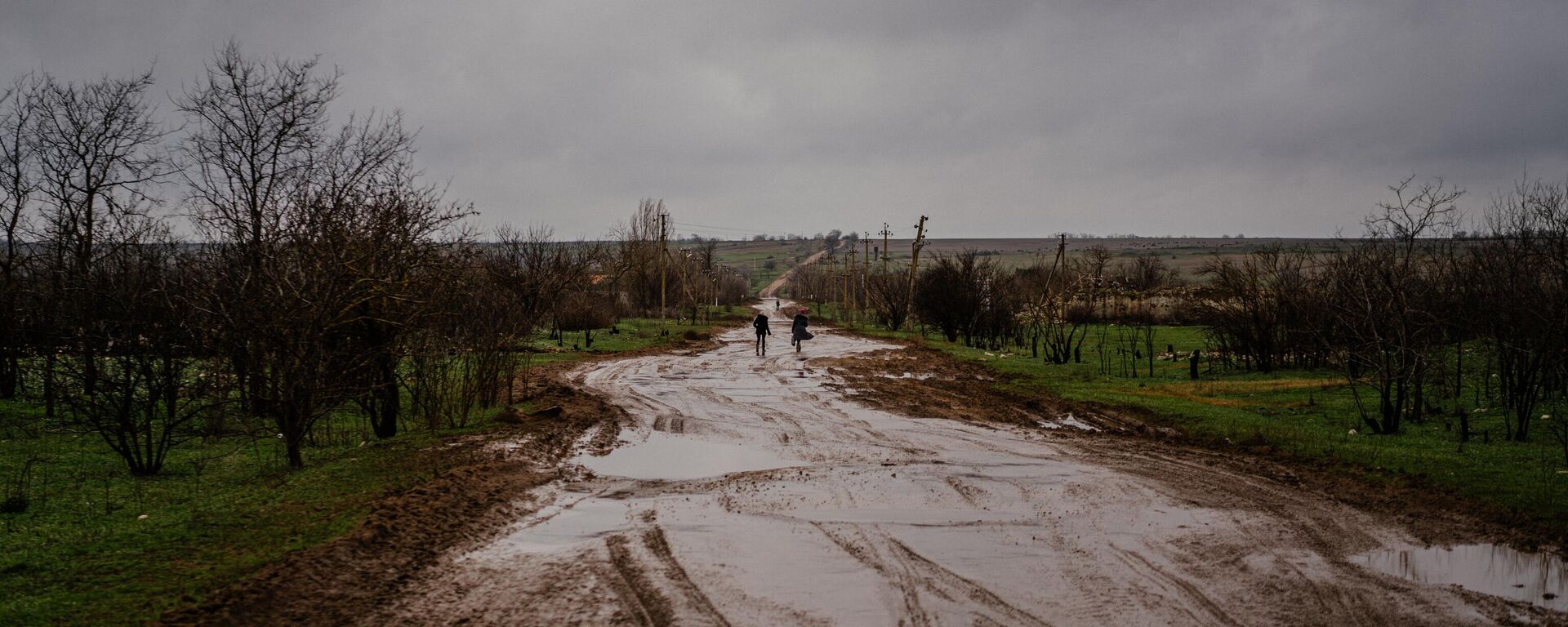 Dos personas caminan en la región de Jersón, el 30 de diciembre de 2022, durante el conflicto en Ucrania - Sputnik Mundo, 1920, 21.01.2023