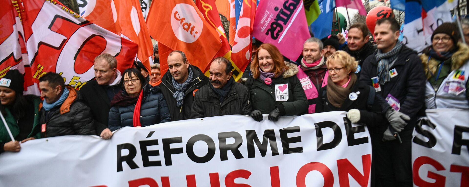 Miles de personas volvieron a salir a las calles de la capital francesa de París para protestar contra la reforma de las pensiones, 19 de enero 2023 - Sputnik Mundo, 1920, 21.01.2023