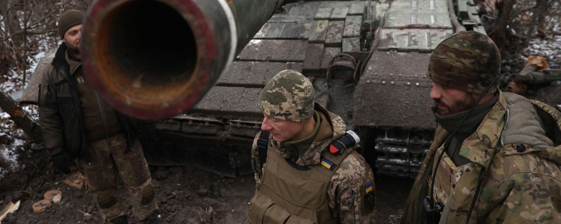 Militares ucranianos junto a un tanque en la línea del frente en Lugansk, el 12 de enero de 2023 - Sputnik Mundo, 1920, 22.01.2023