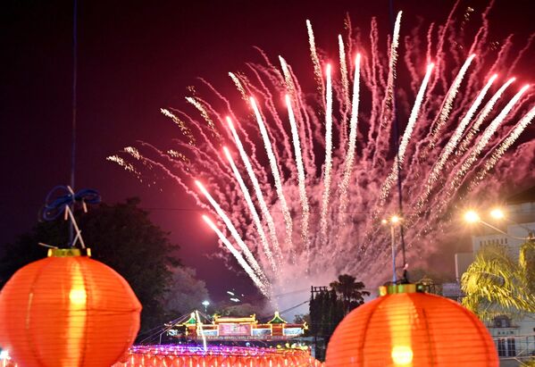 Fuegos artificiales estallaron en las calles para celebrar el Año Nuevo Lunar en Solo, Java Central. - Sputnik Mundo