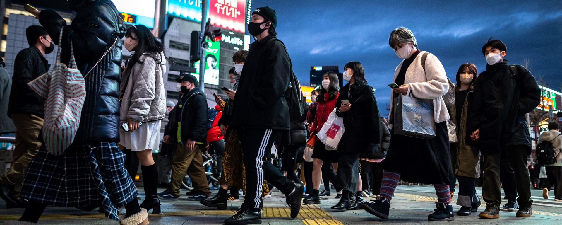 Personas caminan por la acera en el barrio tokiota de Shinjuku   - Sputnik Mundo, 1920, 22.01.2023