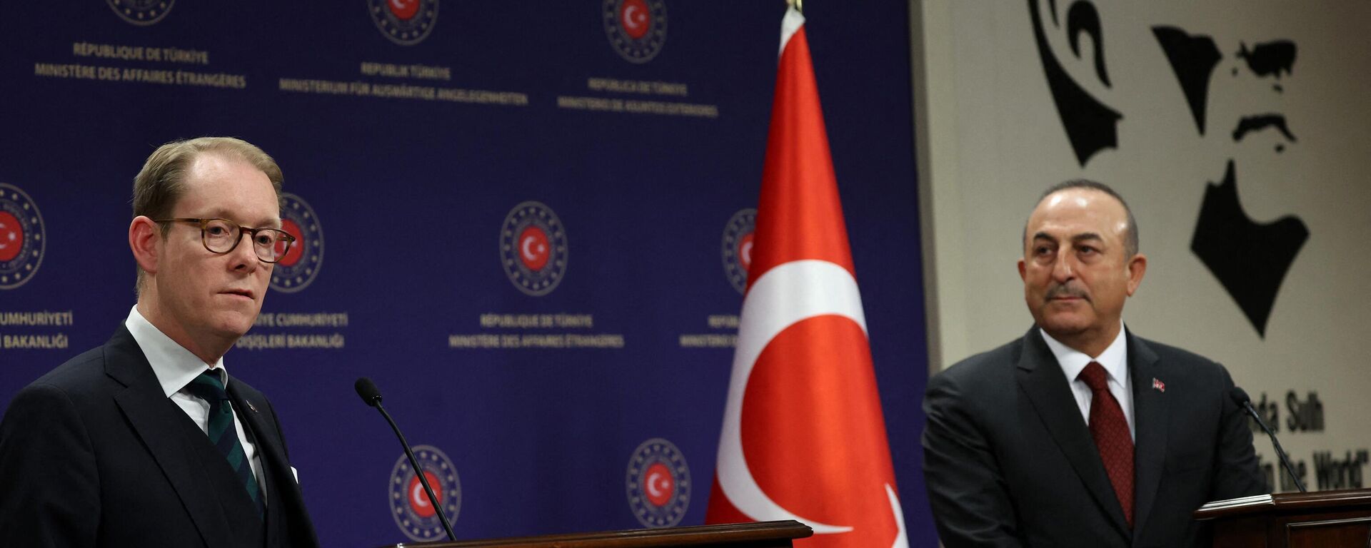 El ministro de Exteriores sueco, Tobias Billstrom, y su homólogo turco, Mevlut Cavusoglu El ministro de Exteriores sueco, Tobias Billstrom, y su homólogo turco, Mevlut Cavusoglu - Sputnik Mundo, 1920, 23.01.2023