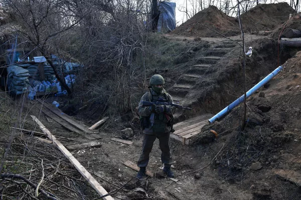 Estos soldados han estado en la zona de la operación militar rusa prácticamente desde el principio. Todos, como uno solo, son profesionales, con experiencia de servicio en las duras condiciones de la región polar. Estos soldados han estado en la zona de la operación militar rusa prácticamente desde el principio. Todos, como uno solo, son profesionales, con experiencia de servicio en las duras condiciones de la región polar. - Sputnik Mundo