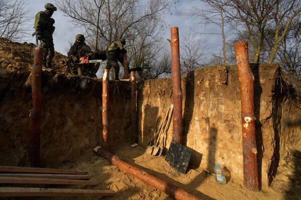 Una vez atrincherados en una zona de importancia estratégica, lo primero que hacen los combatientes es construir fortificaciones y albergues que puedan resistir el constante fuego de mortero. - Sputnik Mundo