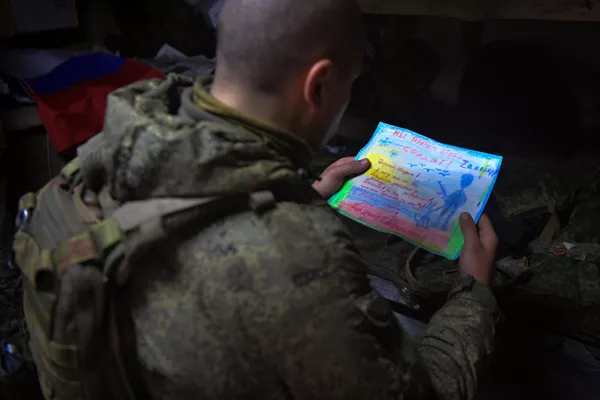 Los 'Lobos Árticos' nunca han cedido ni una sola pieza al enemigo en el transcurso de la operación militar. Ahora la brigada va a ser ascendida al rango de Brigada de Guardias.En la foto: un soldado lee una carta enviada por niños al frente. Los 'Lobos Árticos' nunca han cedido ni una sola pieza al enemigo en el transcurso de la operación militar. Ahora la brigada va a ser ascendida al rango de Brigada de Guardias.En la foto: un soldado lee una carta enviada por niños al frente. - Sputnik Mundo