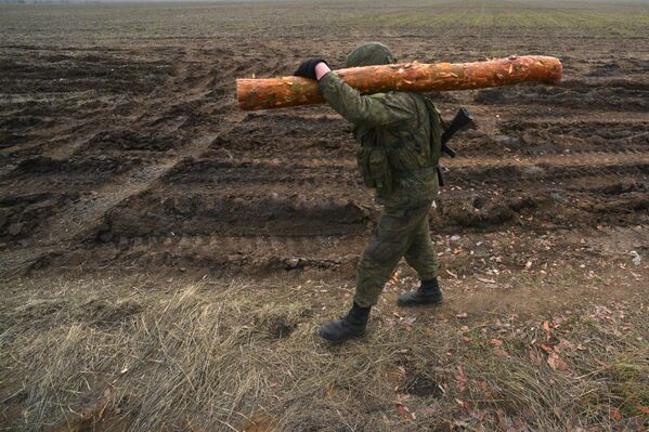 La singular unidad incluye militares galardonados con medallas al valor, órdenes al valor y varios héroes de Rusia.En la foto: un miembro de la brigada de infantería motorizada del Ártico durante la construcción de fortificaciones. - Sputnik Mundo