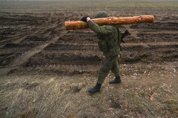 La singular unidad incluye militares galardonados con medallas al valor, órdenes al valor y varios héroes de Rusia.En la foto: un miembro de la brigada de infantería motorizada del Ártico durante la construcción de fortificaciones. La singular unidad incluye militares galardonados con medallas al valor, órdenes al valor y varios héroes de Rusia.En la foto: un miembro de la brigada de infantería motorizada del Ártico durante la construcción de fortificaciones. - Sputnik Mundo