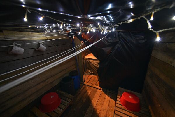 En la estepa de Jersón, los soldados de la brigada de infantería motorizada del Ártico han instalado una ciudad entera, que cuenta incluso con una sauna. - Sputnik Mundo