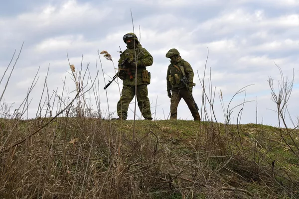 En la región de Jersón, la única brigada rusa de infantería motorizada del Ártico lleva a cabo misiones de combate junto con los artilleros. La brigada corrige el trabajo de los vehículos blindados. En la región de Jersón, la única brigada rusa de infantería motorizada del Ártico lleva a cabo misiones de combate junto con los artilleros. La brigada corrige el trabajo de los vehículos blindados. - Sputnik Mundo