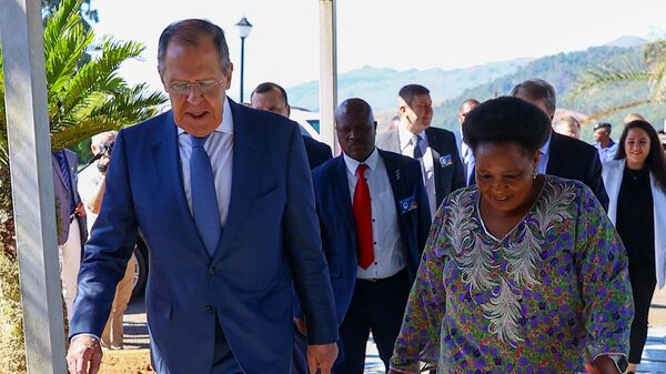 El ministro de Exteriores ruso, Serguéi Lavrov, y la ministra de Asuntos Exteriores de Esuatini, Thuli Dladla - Sputnik Mundo