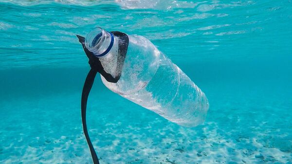 Plástico en el mar (imagen referencial) - Sputnik Mundo