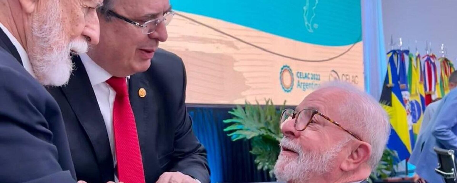 El canciller mexicano, Marcelo Ebrard (centro), junto al excanciller y asesor brasileño Celso Amorim (izq.) y el presidente Lula da Silva (der.) - Sputnik Mundo, 1920, 25.01.2023