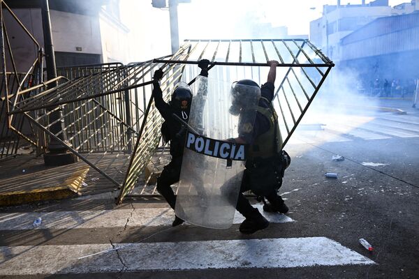 Las protestas en Perú, que se extendieron a 11 regiones del país, comenzaron tras la destitución y detención del expresidente Pedro Castillo. Los manifestantes exigen la dimisión de la presidenta Dina Boluarte, la disolución del Parlamento, elecciones generales durante 2023 y la convocatoria de una Asamblea Constituyente.En la foto: la Policía desmantela vallas en Lima. - Sputnik Mundo