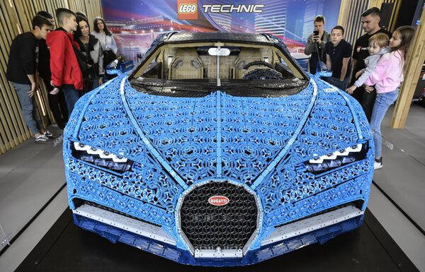 Lego fue inventado hace más de 90 años por el carpintero danés Ole Kirk Christiansen, que fabricaba juguetes de madera.En la foto: un Bugatti Chiron a tamaño real construido con Lego, en una exposición en Moscú. Lego fue inventado hace más de 90 años por el carpintero danés Ole Kirk Christiansen, que fabricaba juguetes de madera.En la foto: un Bugatti Chiron a tamaño real construido con Lego, en una exposición en Moscú. - Sputnik Mundo