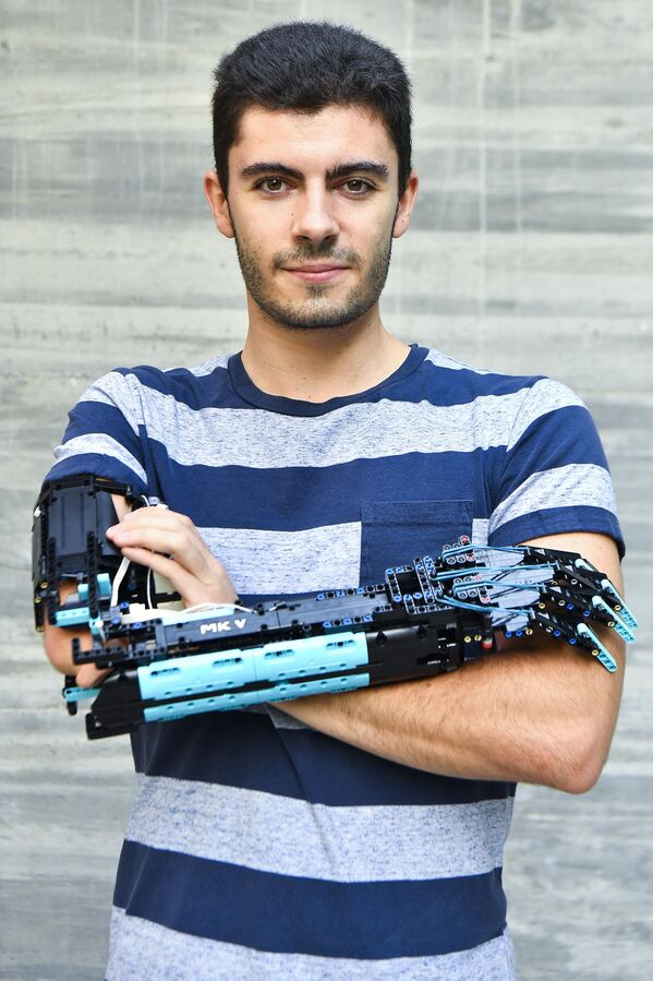 David Aguilar, de 22 años, entró en el Libro Guinness de los récords en 2017 por el primer brazo protésico funcional de Lego del mundo. David Aguilar, de 22 años, entró en el Libro Guinness de los récords en 2017 por el primer brazo protésico funcional de Lego del mundo. - Sputnik Mundo