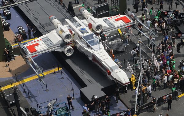 Hecho de piezas de Lego, un caza estelar Starfighter de Luke Skywalker de la saga La guerra de las galaxias en Times Square en Nueva York, EEUU. Hecho de piezas de Lego, un caza estelar Starfighter de Luke Skywalker de la saga La guerra de las galaxias en Times Square en Nueva York, EEUU. - Sputnik Mundo