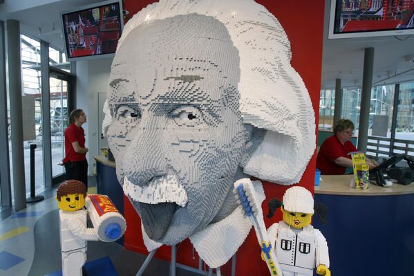 La producción de bloques de plástico Lego comenzó en 1949.En la foto: un busto de Albert Einstein ensamblado con piezas de Lego a la entrada de Legoland Discovery Centre de Berlín, Alemania. La producción de bloques de plástico Lego comenzó en 1949.En la foto: un busto de Albert Einstein ensamblado con piezas de Lego a la entrada de Legoland Discovery Centre de Berlín, Alemania. - Sputnik Mundo