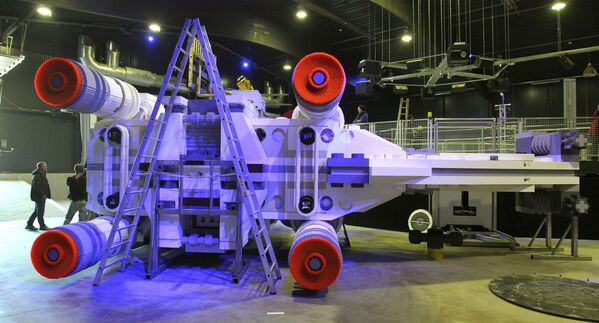 Desde entonces, los Legos han cambiado mucho: ahora se trata de todo tipo de paquetes temáticos, que incluyen no solo bloques de colores, sino también figuras de personas, animales, etc.En la foto: un modelo de Lego Star Wars Caza ala-X en el parque Legoland, cerca de Gunzburgo, Alemania. Desde entonces, los Legos han cambiado mucho: ahora se trata de todo tipo de paquetes temáticos, que incluyen no solo bloques de colores, sino también figuras de personas, animales, etc.En la foto: un modelo de Lego Star Wars Caza ala-X en el parque Legoland, cerca de Gunzburgo, Alemania. - Sputnik Mundo