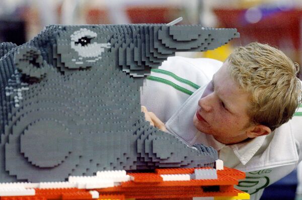 Los Legos se convirtieron rápidamente en el juguete número uno del siglo XX. Los parques temáticos Legoland surgieron en muchos países del mundo.En la foto: un empleado de Lego monta un hipopótamo de piezas en una fábrica en Kladno, República Checa. Los Legos se convirtieron rápidamente en el juguete número uno del siglo XX. Los parques temáticos Legoland surgieron en muchos países del mundo.En la foto: un empleado de Lego monta un hipopótamo de piezas en una fábrica en Kladno, República Checa. - Sputnik Mundo