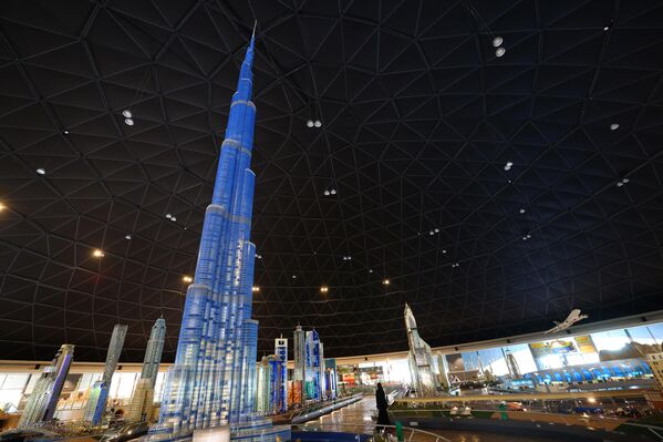 Varios kits de Lego han estado en el espacio, y para el 20 aniversario de la EEI en 2020, Lego lanzó un minimodelo de la estación a la estratosfera.En la foto: una maqueta del rascacielos más alto del mundo, el Burj Khalifa, en el parque Legoland de Dubái, EAU. Varios kits de Lego han estado en el espacio, y para el 20 aniversario de la EEI en 2020, Lego lanzó un minimodelo de la estación a la estratosfera.En la foto: una maqueta del rascacielos más alto del mundo, el Burj Khalifa, en el parque Legoland de Dubái, EAU. - Sputnik Mundo