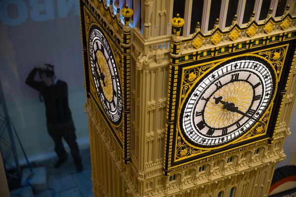 Una maqueta de la famosa torre del reloj Big Ben en el Palacio de Westminster, sede del Parlamento británico, en la inauguración de una nueva tienda de Lego en Londres. Una maqueta de la famosa torre del reloj Big Ben en el Palacio de Westminster, sede del Parlamento británico, en la inauguración de una nueva tienda de Lego en Londres. - Sputnik Mundo