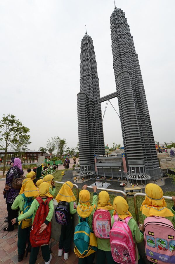 Una maqueta de las torres gemelas del rascacielos Petronas de Kuala Lumpur en el parque Legoland en Johor Bahru, Malasia. Una maqueta de las torres gemelas del rascacielos Petronas de Kuala Lumpur en el parque Legoland en Johor Bahru, Malasia. - Sputnik Mundo
