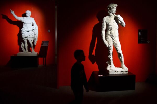 Estatuas antiguas hechas de piezas de Lego por el artista Nathan Sawaya en la exposición 'El arte del ladrillo', en Minsk, Bielorrusia. Estatuas antiguas hechas de piezas de Lego por el artista Nathan Sawaya en la exposición 'El arte del ladrillo', en Minsk, Bielorrusia. - Sputnik Mundo