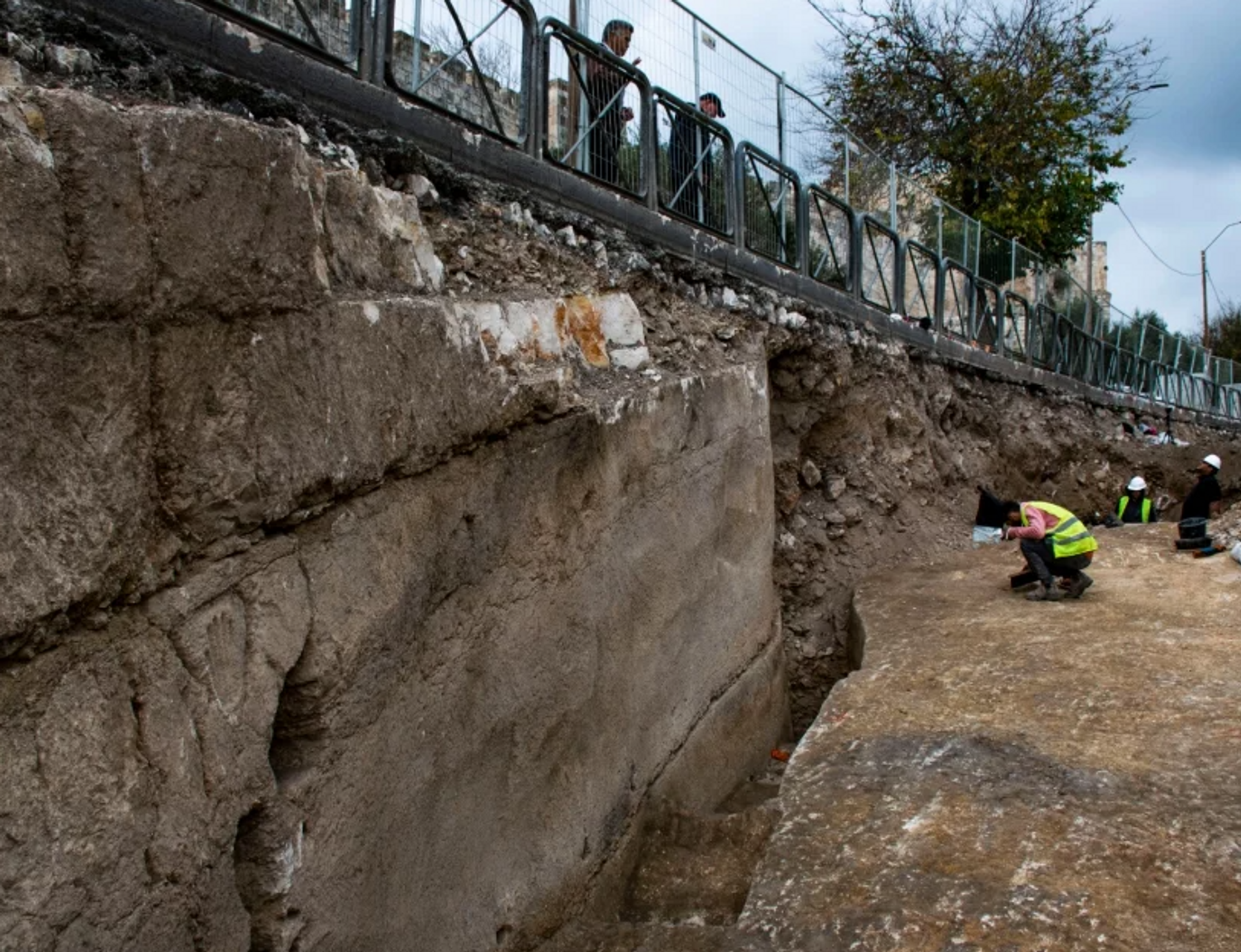 Vista de la excavación desde el foso; a la izquierda se ve la mano tallada - Sputnik Mundo, 1920, 25.01.2023