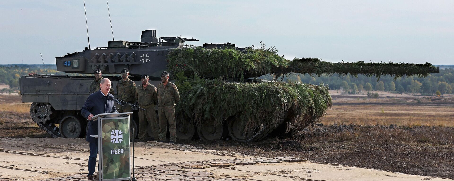 Olaf Scholz, canciller alemán, junto a un tanque de batalla Leopard 2 de las fuerzas armadas alemanas Bundeswehr - Sputnik Mundo, 1920, 28.01.2023