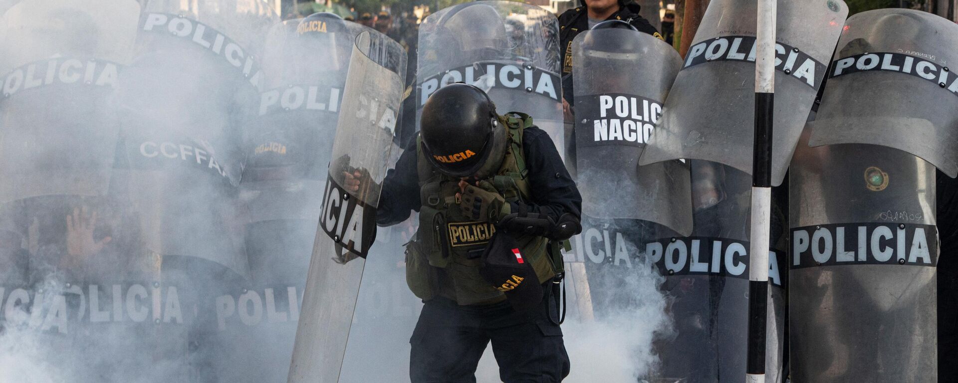 Policía de Peru arrojando bombas lacrimógenas - Sputnik Mundo, 1920, 27.01.2023