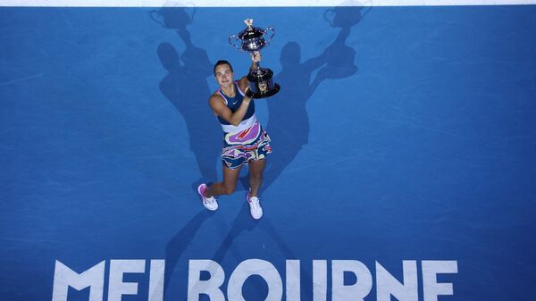 La tenista bielorrusa Aryna Sabalenka levanta su trofeo tras ganar el Abierto de Australia 2023 - Sputnik Mundo