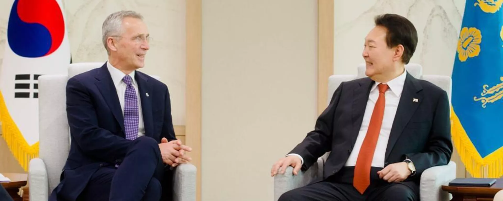 Jens Stoltenberg en reunión con Yoon Suk Yeol  - Sputnik Mundo, 1920, 30.01.2023