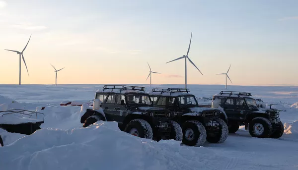 La nueva central está situada en las proximidades de la ciudad Tumanni, el asentamiento más septentrional de la región de Múrmansk.En la foto: vehículos todoterreno frente a los aerogeneradores del complejo eólico de Kola. La nueva central está situada en las proximidades de la ciudad Tumanni, el asentamiento más septentrional de la región de Múrmansk.En la foto: vehículos todoterreno frente a los aerogeneradores del complejo eólico de Kola. - Sputnik Mundo