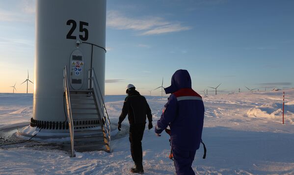 Los trabajadores de uno de los aerogeneradores del parque eólico de Kola. - Sputnik Mundo