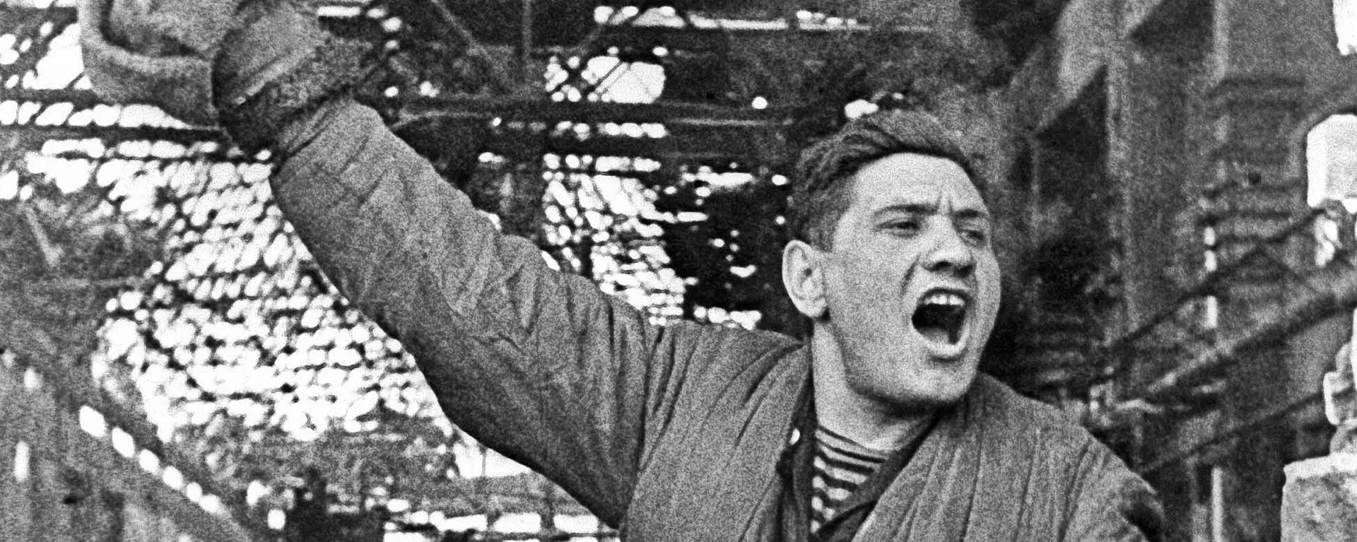 El sargento del Ejército Rojo Pável Góldberg durante una batalla en Stalingrado. El sargento del Ejército Rojo Pável Góldberg durante una batalla en Stalingrado. - Sputnik Mundo, 1920, 02.02.2023