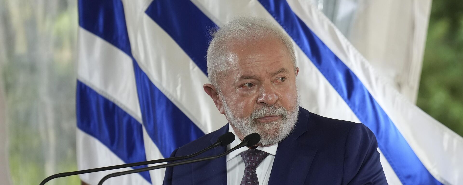 Luiz Inácio Lula da Silva, el presidente de Brasil, con la bandera de Uruguay en el fondo - Sputnik Mundo, 1920, 01.02.2023