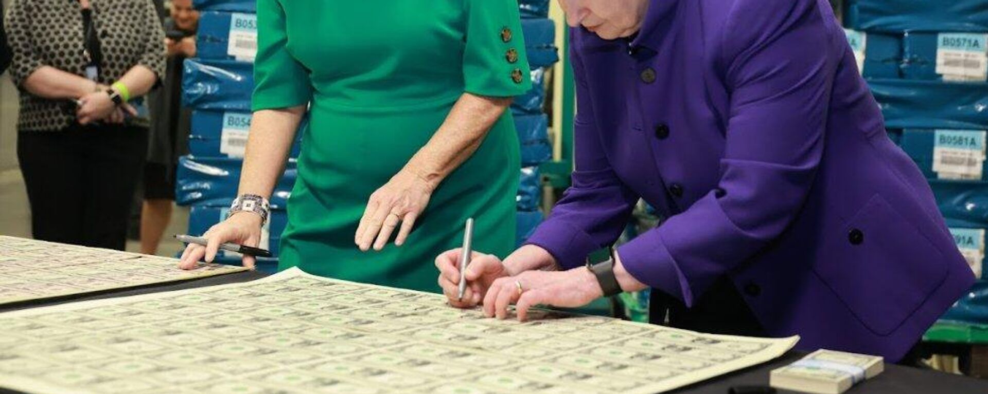 Firma de nuevos dólares impresos en Estados Unidos. - Sputnik Mundo, 1920, 02.02.2023