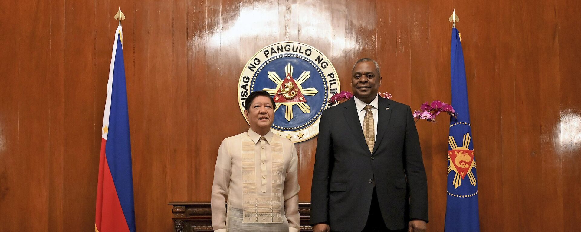 El Secretario de Defensa de EEUU, Lloyd Austin (a la derecha) y el Presidente filipino Ferdinand Marcos Jr.  - Sputnik Mundo, 1920, 02.02.2023