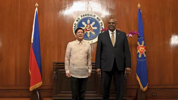 El Secretario de Defensa de EEUU, Lloyd Austin (a la derecha) y el Presidente filipino Ferdinand Marcos Jr.  - Sputnik Mundo