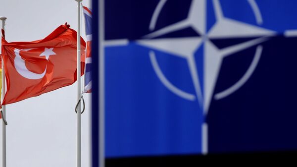 Las banderas de los miembros de la Alianza ondean al viento frente a la sede de la OTAN en Bruselas - Sputnik Mundo