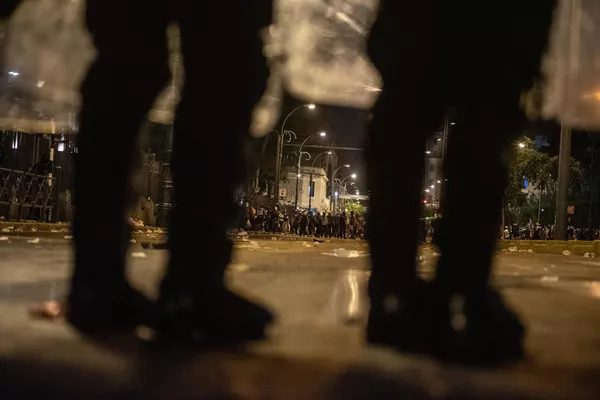 La línea policiaca al frente de los manifestantes durante las movilizaciones en la capital peruana contra Dina Boluarte. - Sputnik Mundo