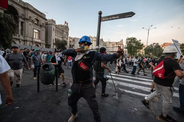 Durante las manifestaciones en Lima, los quejosos han sido hostilizados por la policía con gas lacrimógeno y proyectiles.