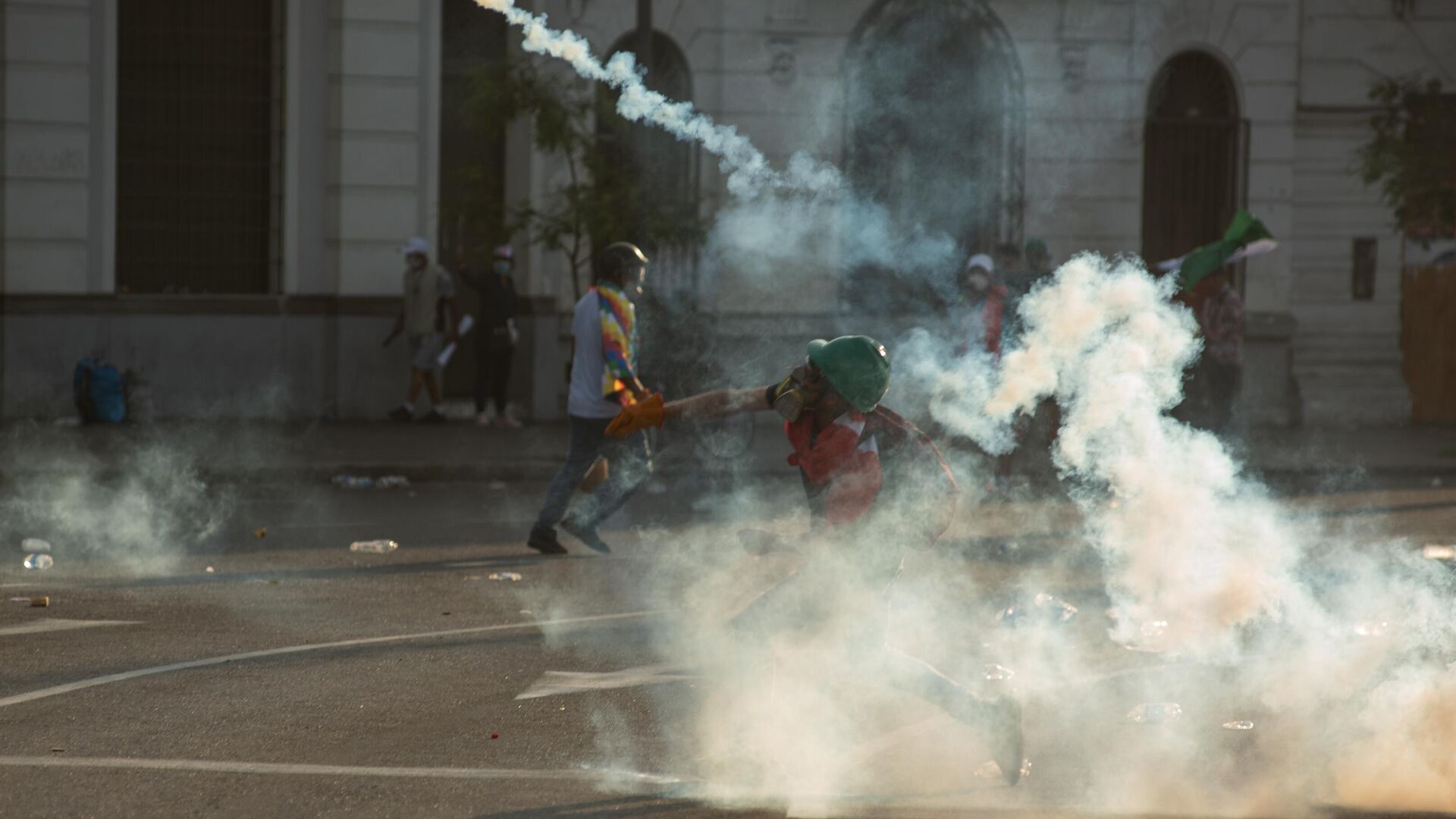 Brigadas de asistentes han buscado la contención de efectos de gases lacrimógenos entre los manifestantes. - Sputnik Mundo, 1920, 07.03.2023