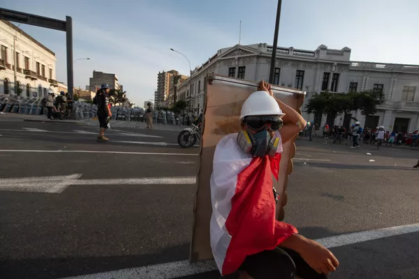 Una ciudadanía usa escudos artesanales para protegerse de los proyectiles policiacos. - Sputnik Mundo
