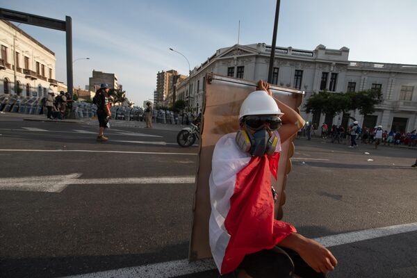 Una ciudadanía usa escudos artesanales para protegerse de los proyectiles policiacos. - Sputnik Mundo
