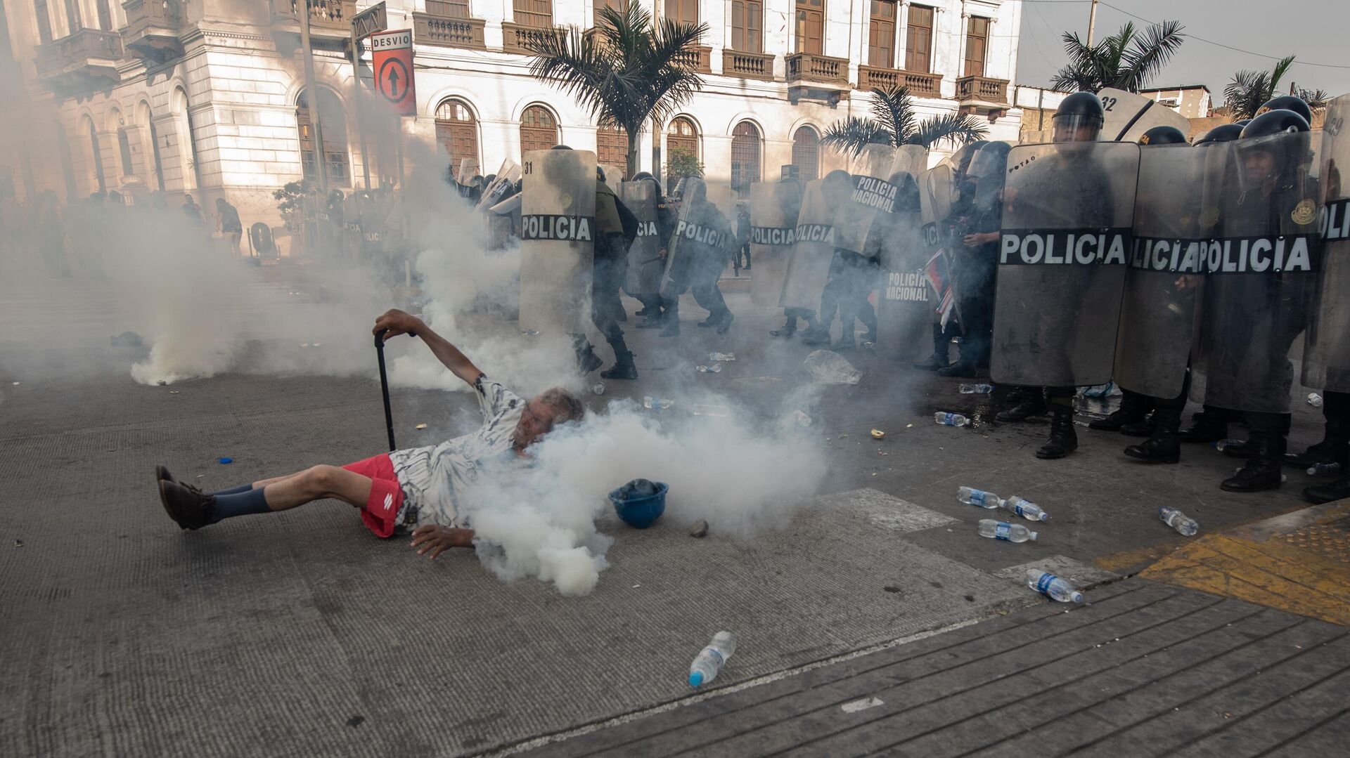 Un adulto mayor con bastón fue herido con una bomba lacrimógena durante las movilizaciones. - Sputnik Mundo, 1920, 04.03.2023