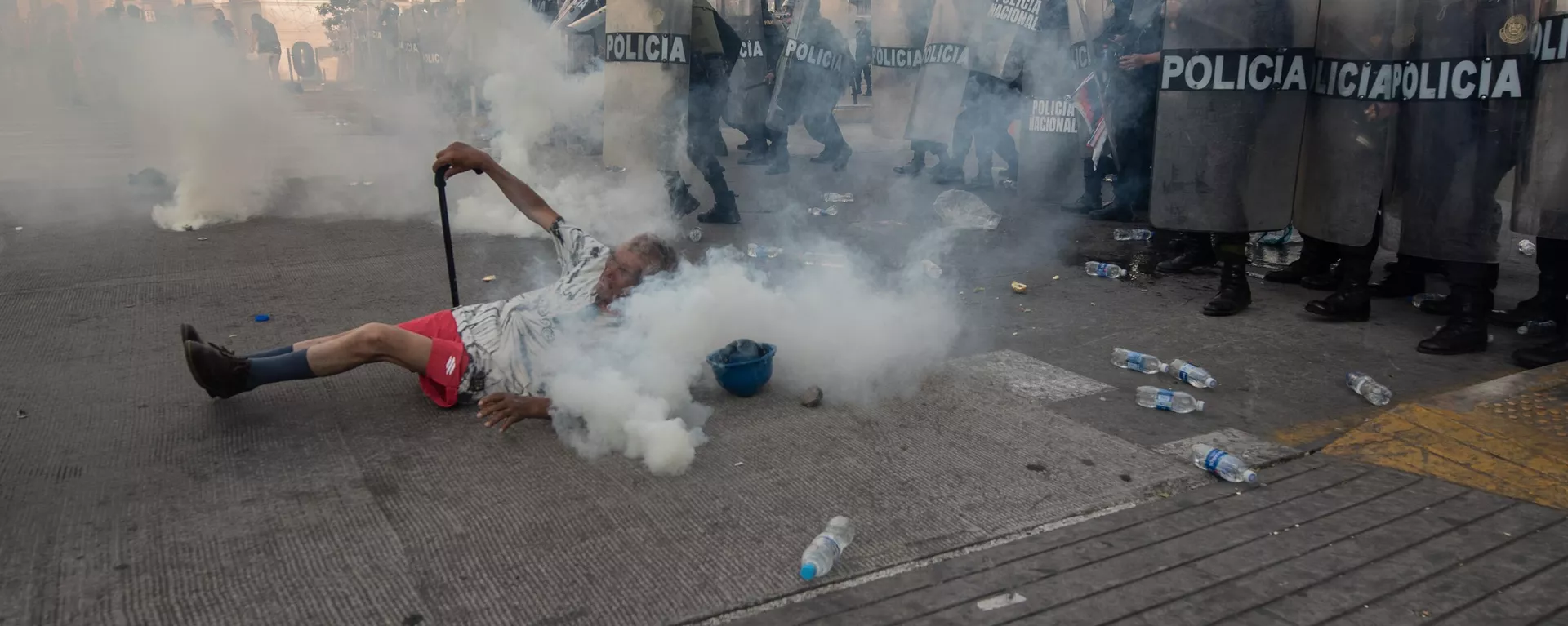 Un adulto mayor con bastón fue herido con una bomba lacrimógena durante las movilizaciones. - Sputnik Mundo, 1920, 04.03.2023